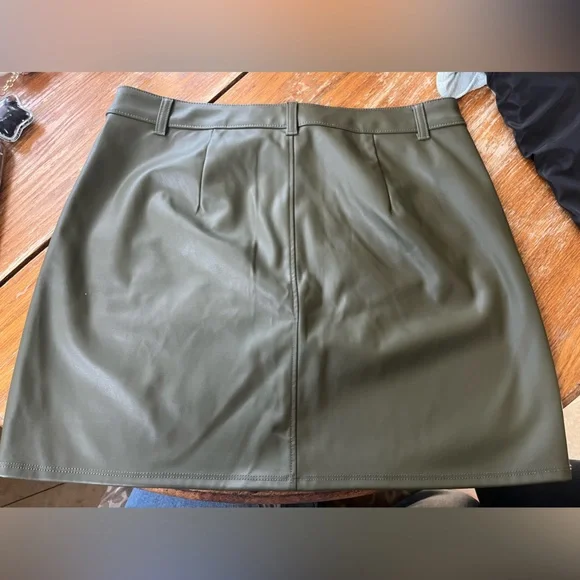 NWT Green leather skirt - Picture 2 of 4